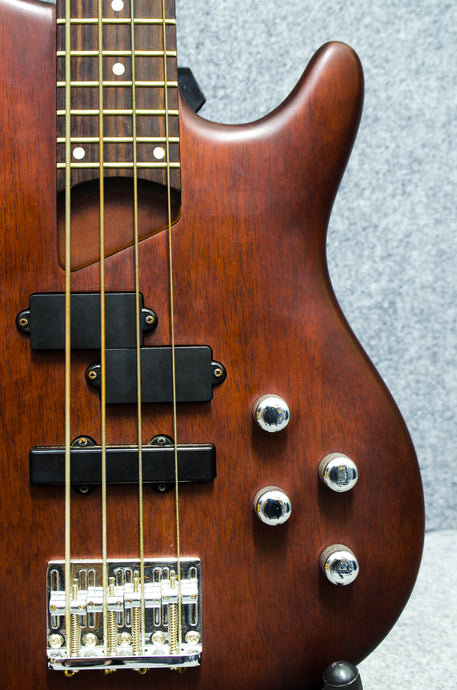Bassics – Trying Out the Bass Guitar